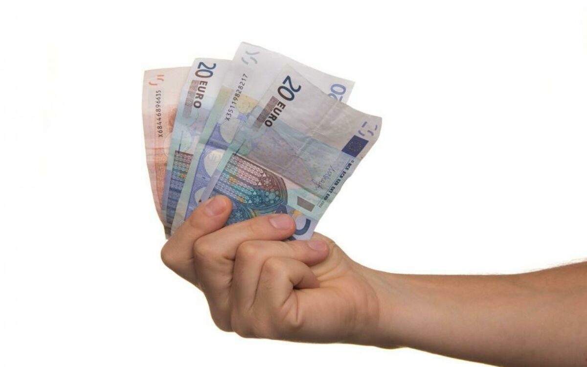 1605785889geld euro hand 1605785889geld euro hand